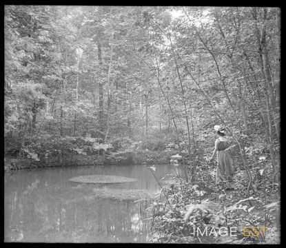 Femme au bord d'un étang (Eulmont)